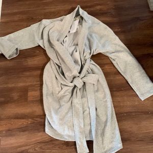 Never worn NWT Ugg Robe! W Braelyn ll size small gray